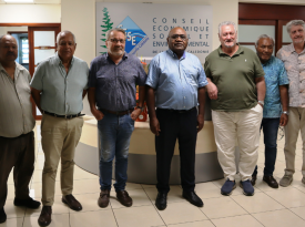 De gauche à droite :MM POIROI, LAVAL, M. d’ANGLEBERMES, président de l’institution, M. XOWIE sénateur, MM GOYETCHE, KALOÏ et OLLIVAUD; membres du BUREAU.