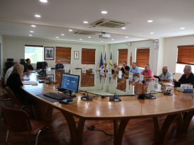 De gauche à droite : Mme LAGARDE, maire de la ville de Nouméa, M. DONGOC, directeur de la police municipale de la ville de Nouméa, M. WORETH, M. BARBANÇON, Mme DALY, respectivement membres de la commission du développement économique, de la fiscalité et du budget (CDEFB) du CESE-NC, M. CONDOYA, vice-président, M. BELLAGI, président, Ms LAVAL et GOYETCHE, membres. 