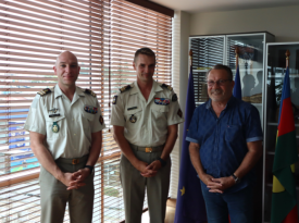 De gauche à droite: Le lieutenant-colonel Révillon, chef de corps du Régiment du Service Militaire Adapté de Nouvelle-Calédonie (RSMA-NC), le colonel Stachowski, du RSMA-NC, le président du Conseil Economique, Social et Environnemental de Nouvelle-Calédonie (CESE-NC), M. D’Anglebermes