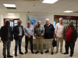 De gauche à droite :  Richard KALOÏ, 3ème vice-président, Jean-Louis d’ANGLEBERMES, président, M. le Sénateur Georges NATUREL, Jean-Louis LAVAL, 2ème questeur, Yves GOYETCHE, 2ème vice-président, Patrick OLLIVAUD, 4ème vice-président, Gaston POIROI, secrétaire.