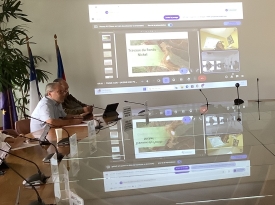 De gauche à droite : Le Président du CESE-NC : Jean-Louis d’ANGLEBERMES; le secrétaire du bureau du CESE-NC : Gaston POIROI, la chargée d’études du CESE-NC : Naomi ALI, la chargée d’études de la DIMENC : Lena PAYANDI, le directeur de cabinet de M. TYUIENON : Jean-Raymond POSTIC, le directeur adjoint de l’industrie des mines et de l’énergie du gouvernement de la Nouvelle-Calédonie : Jean-Sébastien BAILLE.