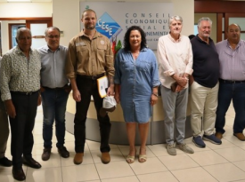 M. METZDORF, entouré du président de l'institution et de son Bureau.