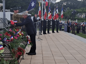 Dépôt de gerbes au Monument aux morts en mémoire de l'Anzac Day