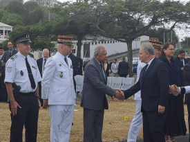 Dépôt de gerbes par François Noël Buffet Ministre des Outre mer