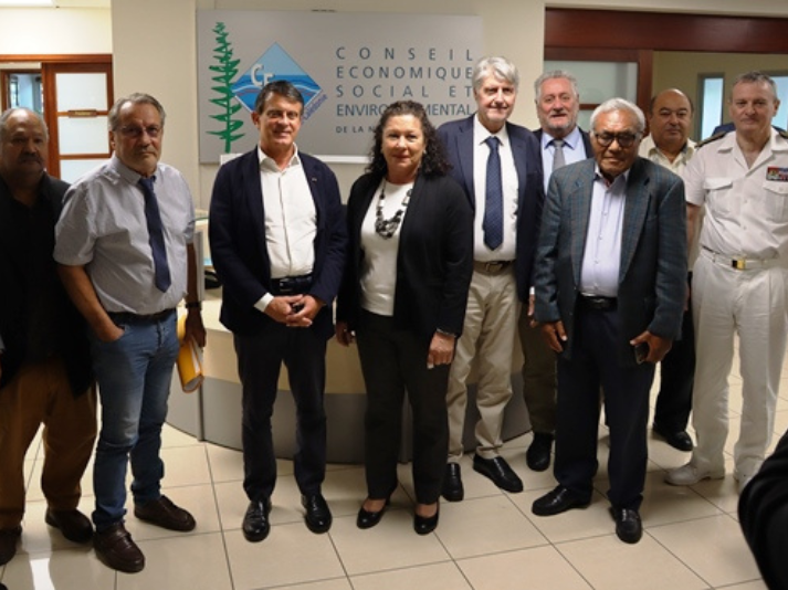 De gauche à droite, Messieurs LAVAL, POIROI, d'ANGLEBERMES. Le ministre d'État, ministre des Outre-mer, Mme ROY, MM OLLIVAUD, GOYETCHE, KALOÏ, KABAR, monsieur le haut-commisaire BILLANT.