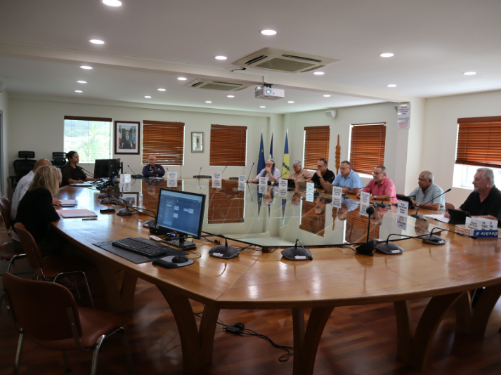 De gauche à droite : Mme LAGARDE, maire de la ville de Nouméa, M. DONGOC, directeur de la police municipale de la ville de Nouméa, M. WORETH, M. BARBANÇON, Mme DALY, respectivement membres de la commission du développement économique, de la fiscalité et du budget (CDEFB) du CESE-NC, M. CONDOYA, vice-président, M. BELLAGI, président, Ms LAVAL et GOYETCHE, membres. 