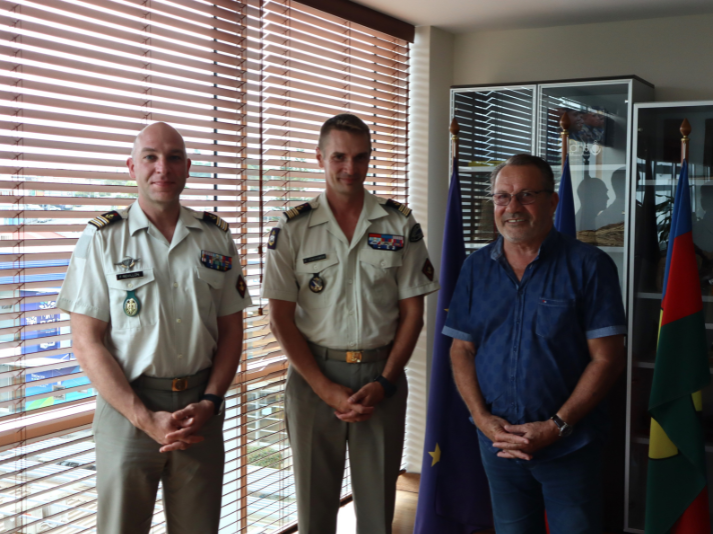 De gauche à droite: Le lieutenant-colonel Révillon, chef de corps du Régiment du Service Militaire Adapté de Nouvelle-Calédonie (RSMA-NC), le colonel Stachowski, du RSMA-NC, le président du Conseil Economique, Social et Environnemental de Nouvelle-Calédonie (CESE-NC), M. D’Anglebermes