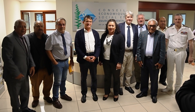 De gauche à droite, Messieurs LAVAL, POIROI, d'ANGLEBERMES. Le ministre d'État, ministre des Outre-mer, Mme ROY, MM OLLIVAUD, GOYETCHE, KALOÏ, KABAR, monsieur le haut-commisaire BILLANT.