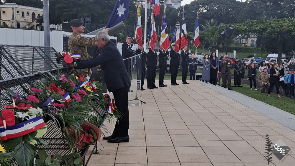 Dépôt de gerbes au Monument aux morts en mémoire de l'Anzac Day