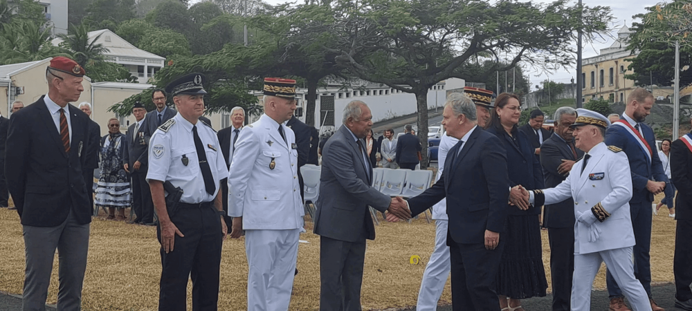 Dépôt de gerbes par François Noël Buffet Ministre des Outre mer