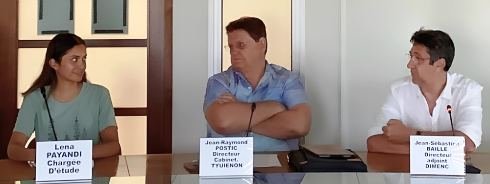 Lena PAYANDI, le directeur de cabinet de M. TYUIENON : Jean-Raymond POSTIC, le directeur adjoint de l’industrie des mines et de l’énergie du gouvernement de la Nouvelle-Calédonie : Jean-Sébastien BAILLE.