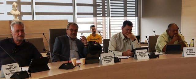 De gauche à droite : Yves GOYETCHE, 2ème vice-président; Jean-Louis d’ANGLEBERMES, président, François-paul BUFNOIR, secrétaire général; Gaston POIROI, secrétaire.