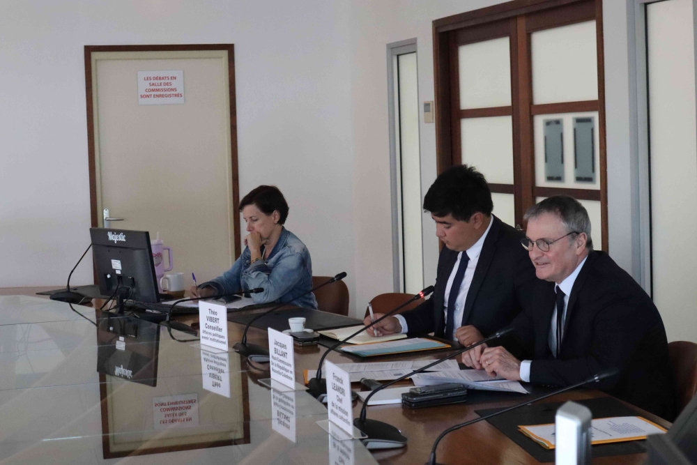 De gauche à droite : Mme Judith Mussard, secrétaire générale adjointe du CESE-NC, M. Théo VIBERT, conseiller aux affaires politiques et avenir institutionnel, et M. Jacques BILLANT, haut-commissaire de la République en Nouvelle-Calédonie.