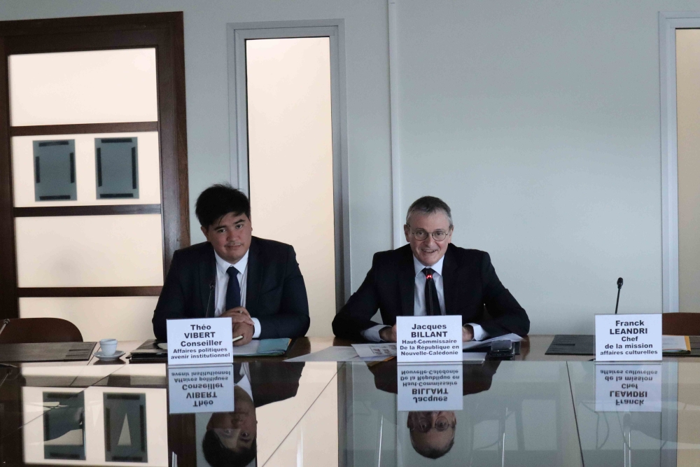 De gauche à droite : M. Théo VIBERT, conseiller aux affaires politiques et avenir institutionnel, et M. Jacques BILLANT, haut-commissaire de la République en Nouvelle-Calédonie.
