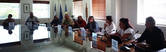 De gauche à droite : Mme Laetitia FRANCOIS, cheffe du bureau des études du CESE-NC; M. Jean-Pierre KABAR, M. Jean-Louis LAVAL, M. Jean-Yves GOYETCHE, M. Gaston POIROI,; M. Jean-Louis d’ANGLEBERMES,; Mme Judith MUSSARD, secrétaire générale adjointe; Mme Rozanna ROY, M. Patrick OLLIVAUD,
