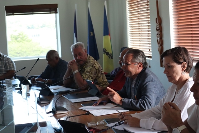 De gauche à droite : M. Jean-Louis LAVAL, 2ème questeur; M. Jean-Yves GOYETCHE, 2ème vice-président; M. Gaston POIROI, secrétaire; M. Jean-Louis d’ANGLEBERMES, Président; Mme Judith MUSSARD, secrétaire générale adjointe du CESE-NC; Mme Rozanna ROY, 1ère vice-présidente.