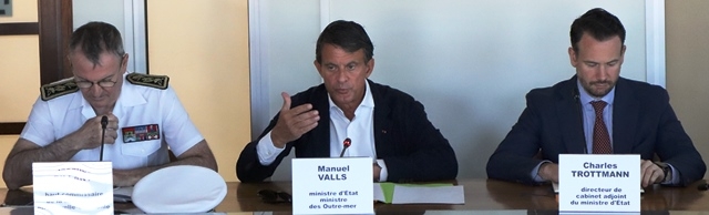 De gauche à droite: Monsieur le haut-commissaire de la République pour la Nouvelle-Calédonie, Monsieur le ministre d'État, ministre des Outre-mers, monsieur le directeur de cabinet adjoint du ministre d'État.