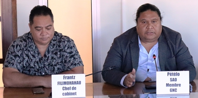 De gauche à droite : monsieur Frantz FILIMOHAHAU, chef de cabinet de M. SAO, monsieur Petelo SAO, membre du gouvernement.