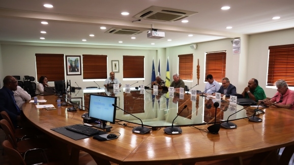 De gauche à droite : M. Alcide PONGA, président du gouvernement, M. Xavier ROSSARD, directeur de cabinet de M. PONGA, MM KABAR, KALOÏ, GOYETCHE; membre du Bureau du CESE-NC, M. BUFNOIR, secrétaire général du CESE-NC, M. d’ANGLEBERMES, président de l’institution, MM POIROI et OLLIVAUD; membres du BUREAU.
