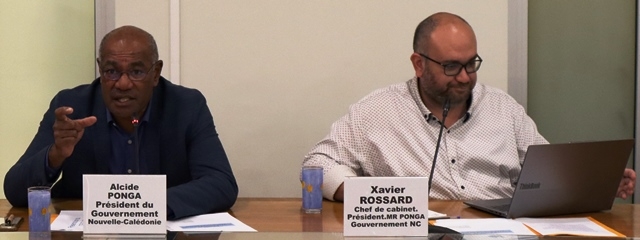 M. Alcide PONGA, président du gouvernement de la Nouvelle-Calédonie, et M. Xavier ROSSARD, chef de cabinet de M. PONGA.