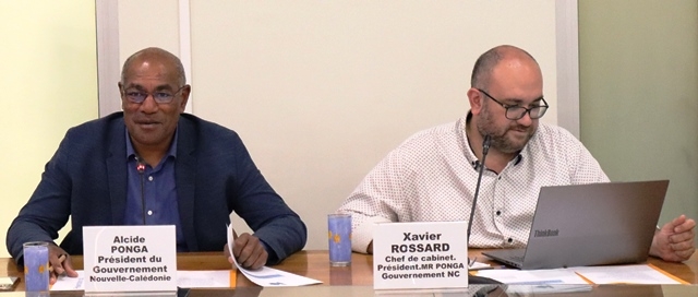 M. Alcide PONGA, président du gouvernement de la Nouvelle-Calédonie, et M. Xavier ROSSARD, chef de cabinet de M. PONGA.