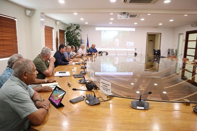 Le Bureau, ainsi que Mme ROY, membre du Bureau, en visioconférence.