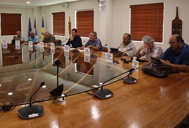 De gauche à droite :MM LAVAL, KALOÏ, GOYETCHE; membre du Bureau du CESE-NC, M. BUFNOIR, secrétaire général du CESE-NC, M. d’ANGLEBERMES, président de l’institution, MM POIROI, OLLIVAUD et KABAR; membres du BUREAU.