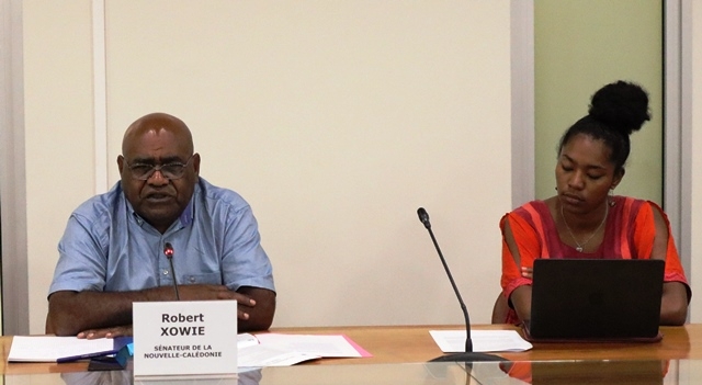 M. le sénateur Robert XOWIE et sa collaboratrice.