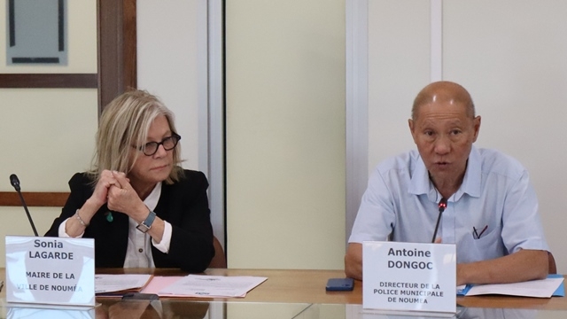De gauche à droite : Mme LAGARDE, maire de la ville de Nouméa et M. DONGOC, directeur de la police municipale de la ville de Nouméa.
