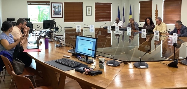 De gauche à droite : les invités de la direction de l’aviation civile et les membres de la CEAI.