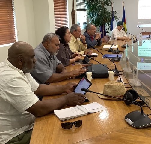 De gauche à droite : MM TEIN, LAKALAKA, Mme ROY, M. ROCHE, respectivement membres de la commission de l’environnement, de l’aménagement et des infrastructures (CEAI), M. d’ANGLEBERMES, président du CESE-NC et Mme PÖELLABAUER, membre. 