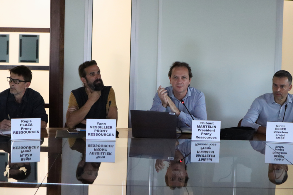 De gauche à droite : M. Régis PLAZA, directeur HSEOR par intérim de Prony Ressources, M. Yann VESSILLIER, responsable développement durable Prony Ressources, M. Thibault MARTELAIN, président de Prony Ressources; M. Ulrich REBER, directeur de projet de la SMSP.