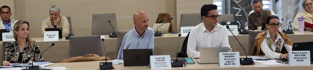 Invités au premier rang; de gauche à droite : madame Cindy PRALONG, conseillère de la présidente de la province Sud, monsieur Laurent TOLMÉ; directeur des prestations sociales et de la santé à la CAFAT; monsieur Sébastien MABON, directeur adjoint des affaires sanitaires et sociales du gouvernment; madame Marie-Laure MESTRE, directrice des affaires sanitaires et sociales du gouvernement.