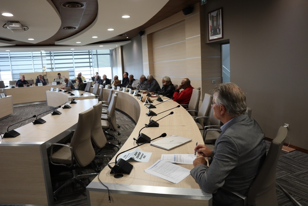 Au 1er plan, de dos, M. Didier COURIER, directeur de la mutuelle du commerce.