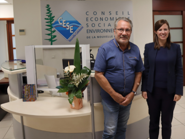 Le président du CESE-NC accueille madame Megan Bainbridge.