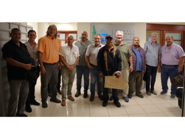 De gauche à droite : M. Victor NEMOADJOU, M. Nicolas JIMENO, M. Christian TAUPUA, M. Jean-Louis LAVAL, M. Adolphe MOYATEA, M. Jean-Louis d’ANGLEBERMES, M. Gaby KOROMA, M. Yves GOYETCHE, M. Gaston POIROI, M. Patrick OLLIVAUD et M. Jean-Pierre KABAR, respectivement : chefferie NEGRAH, comptable du cabinet d’expertise FIDEC, directeur du groupe Jules MAI,  2ème questeur,  grand chef de la chefferie NEGRAH, président du CESE-NC, chefferie NEGRAH, 2ème vice-président, secrétaire, 4ème vice-président, et 1er ques