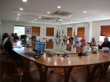 De gauche à droite : Mme LAGARDE, maire de la ville de Nouméa, M. DONGOC, directeur de la police municipale de la ville de Nouméa, M. WORETH, M. BARBANÇON, Mme DALY, respectivement membres de la commission du développement économique, de la fiscalité et du budget (CDEFB) du CESE-NC, M. CONDOYA, vice-président, M. BELLAGI, président, Ms LAVAL et GOYETCHE, membres. 