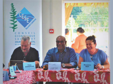 De gauche à droite: Yves Goyetche, 2ème vice-président, Alcide Ponga, maire de Kouaoua, Rozanna Roy, 1ère vice-présidente.