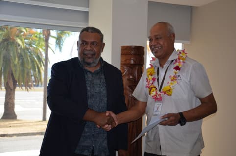 Batiweti et Forrest se serrent la main pour célébrer le vol inaugural de Fiji Airways