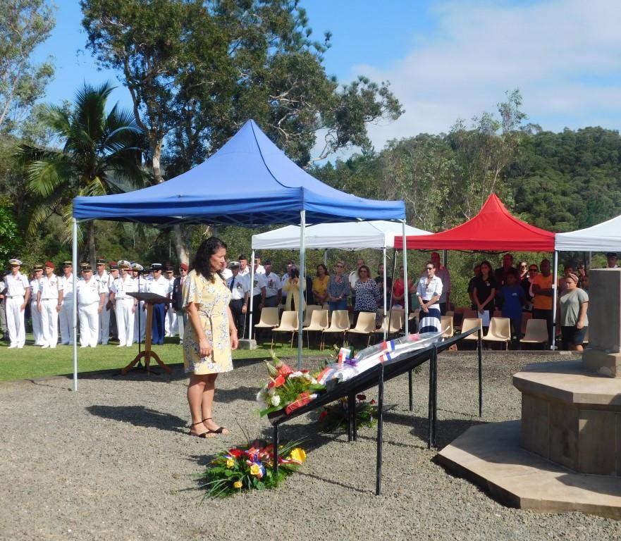 Rozanna ROY, représentant le président du CESE, dépose une gerbe et se recueille devant le monument du cimetière néo-zélandais de Nessadiou