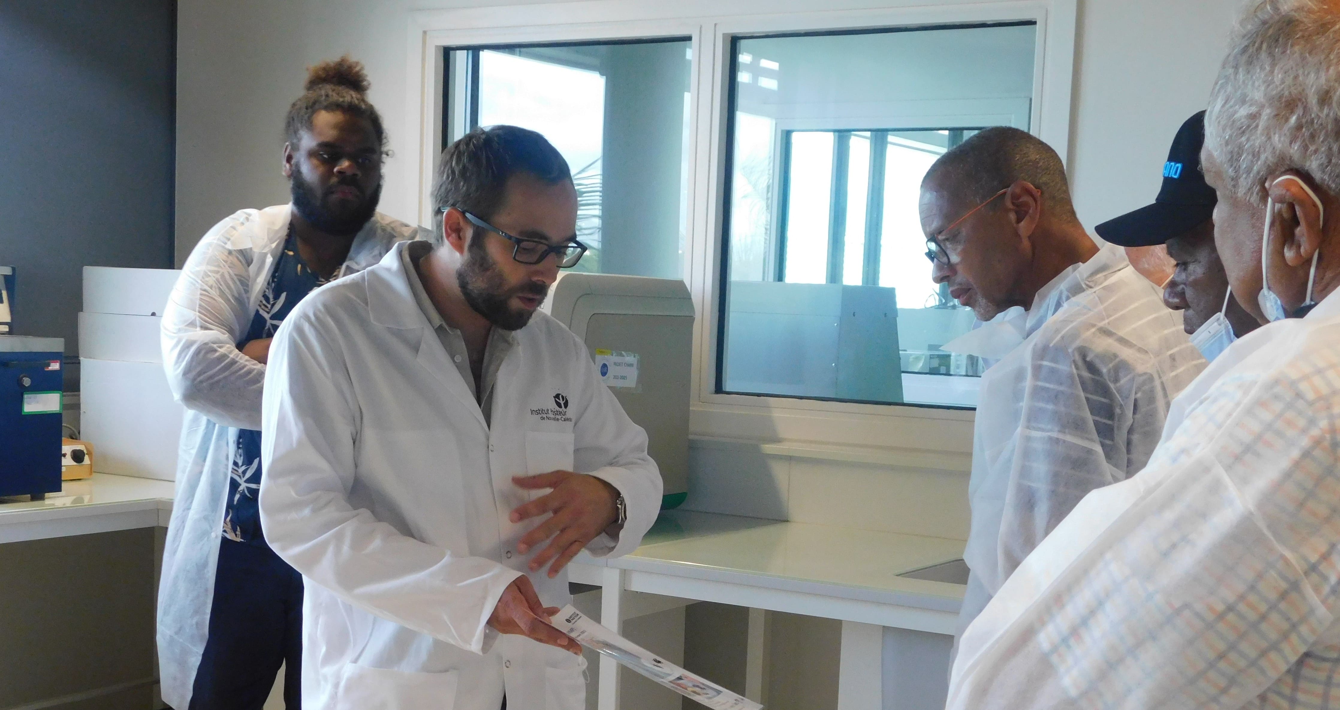 Visite des laboratoires de l'Institut Pasteur au Médipôle