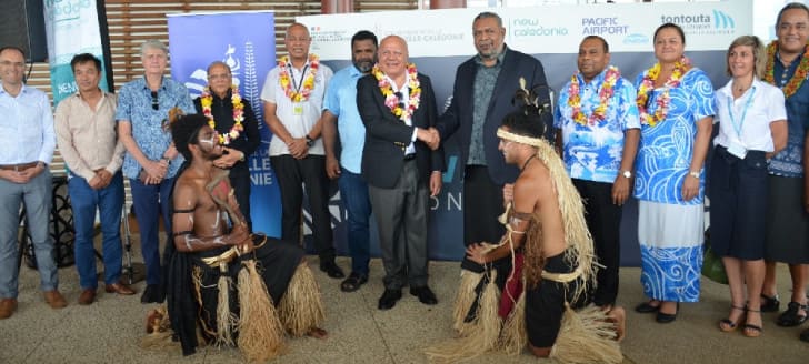 Photo avec officiels vol inaugural Fiji Airways